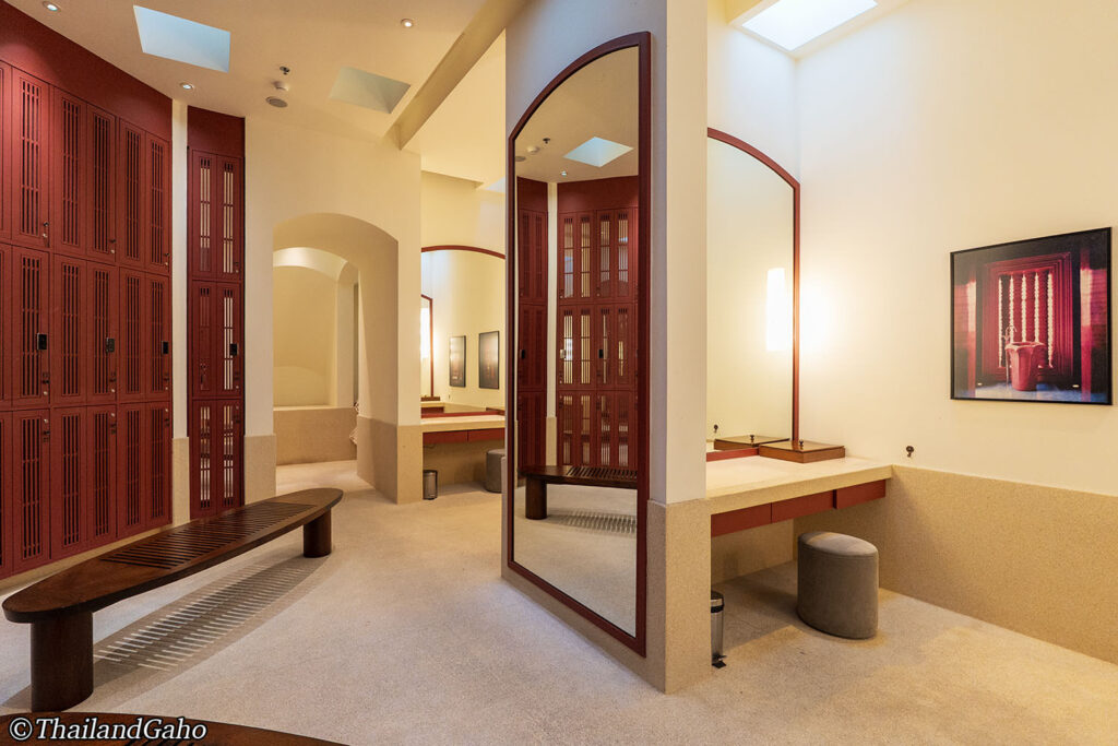 ロッカールームとサウナ