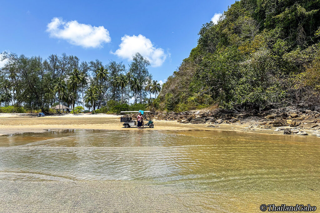 プラトーン島へ上陸