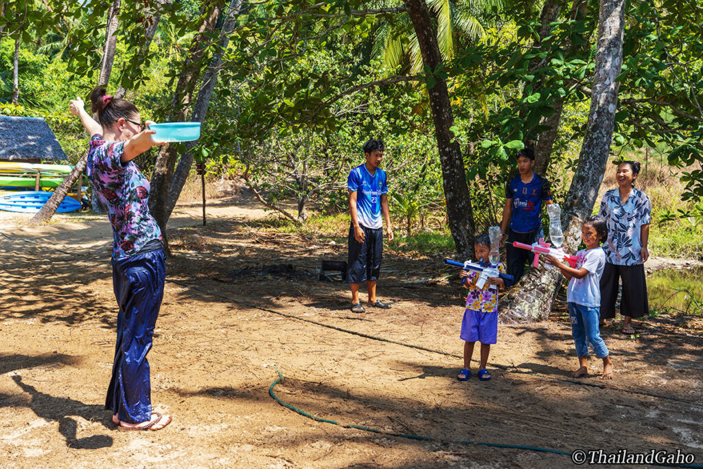 ババ・エコロッジ　ソンクランの水掛け