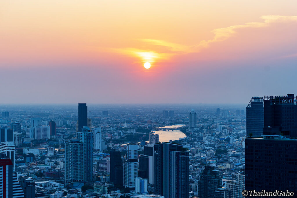 チャオプラヤ川の向こうに沈む夕陽