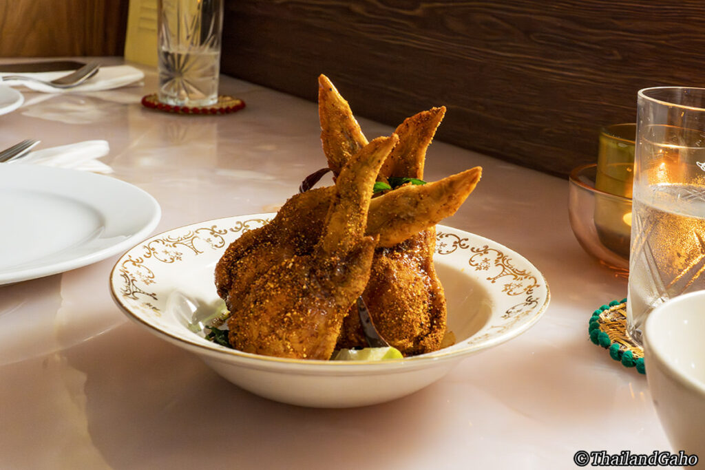 ラープ風手羽先の骨なし餅米詰め／ปีกไก่ลา(บ)ภ ข้าวเหนียว น้ำปลาหวาน