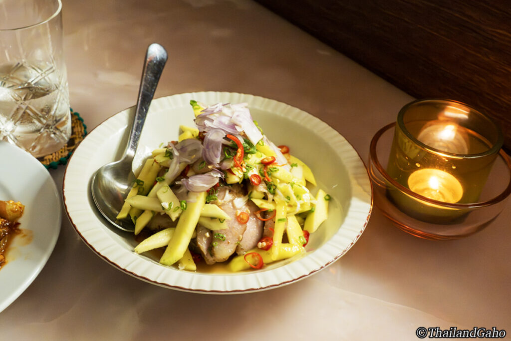 豚の喉肉の炭火燻製焼き、未熟マンゴーとタマリンドソース／คอหมูย่างรมควัน ยำมะม่วงแรด ซอสมะขาม