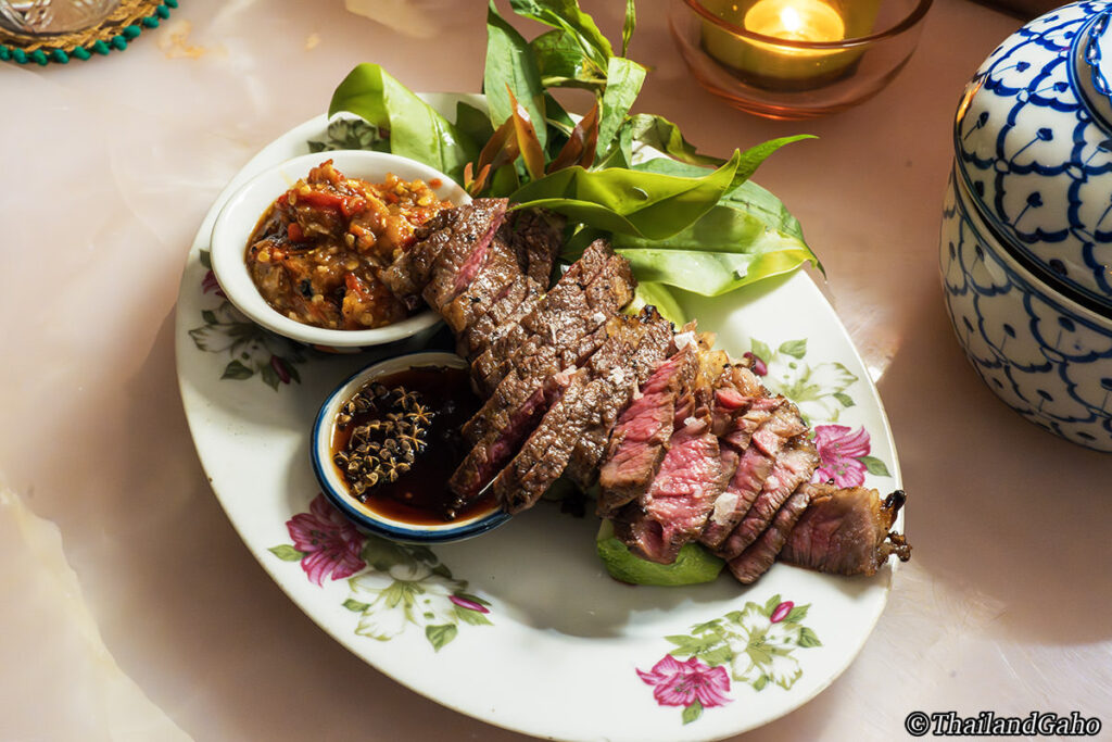 牛肉（トモサンカク）のグリル、花椒ソースとスパイシーなタイ風ディップ／เนื้อหางตะเข้ แจ๋ว พริกย่าง น้ำปลา มะแขว้น