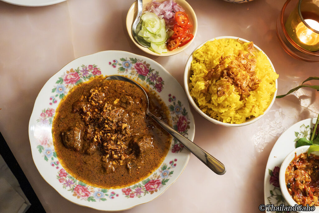 ヤギ肉とドライロンガンのジャワ風カレー、ターメリックライス添え／แกงแขกแพะ ลำใยอบแห้ง ข้าวมันขมิ้น
