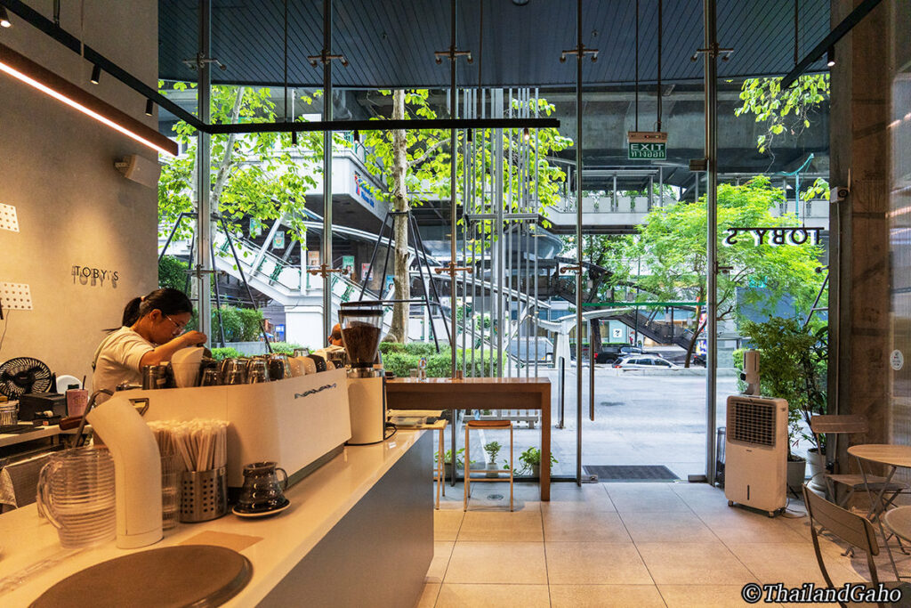 BTSプルンチット駅近くの人気カフェ「Toby's」
